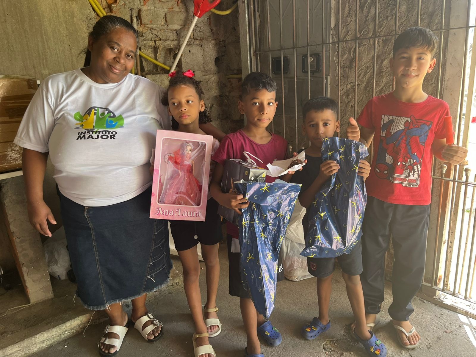 Momento de alegria com brinquedos e lanches entregues às crianças pelo Instituto Rose Major