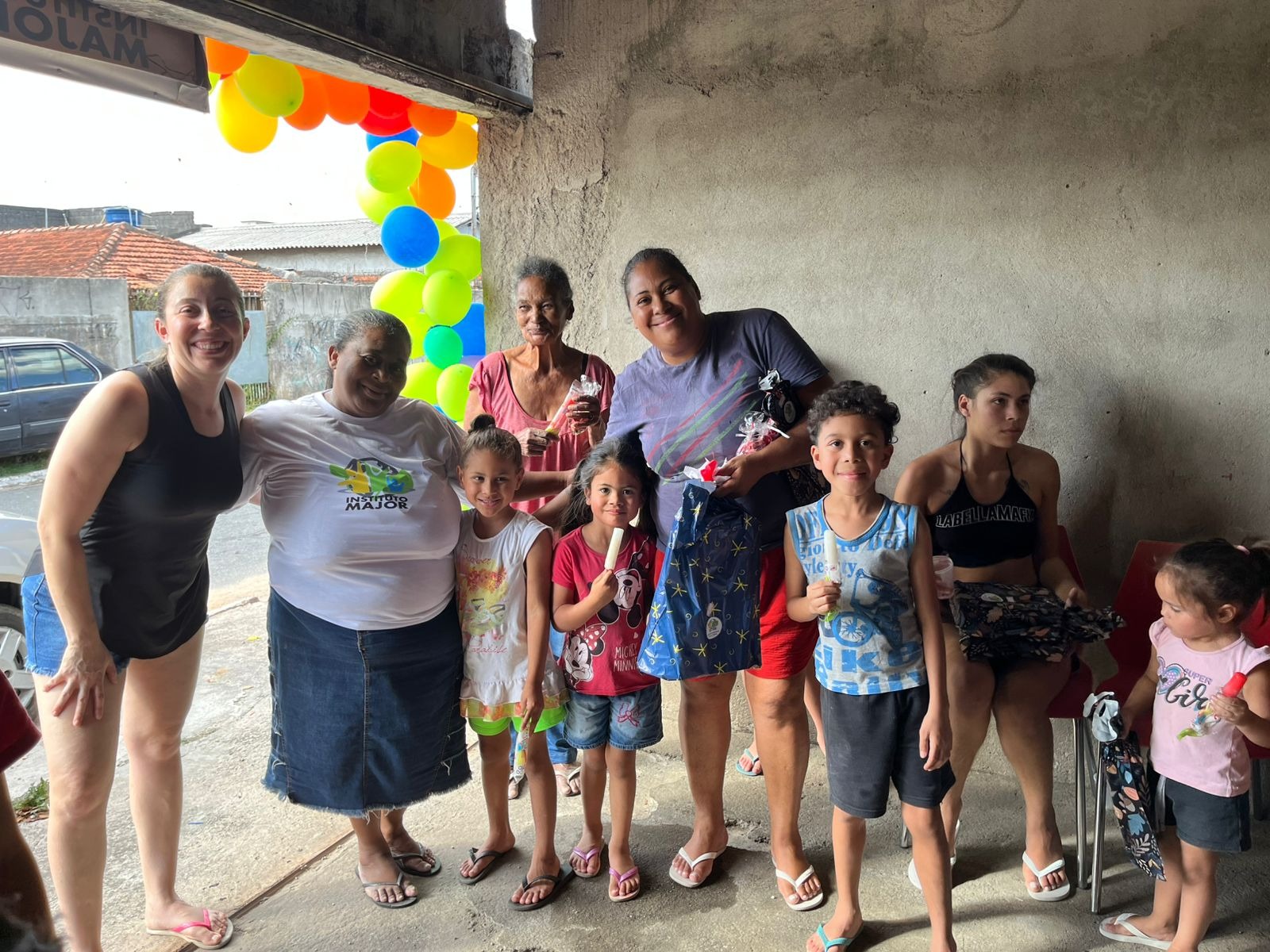 Crianças recebendo presentes e abraços durante o evento do Dia das Crianças