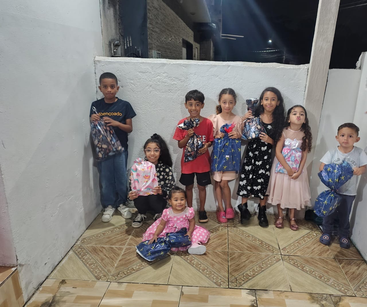 Equipe do Instituto Rose Major promovendo diversão e carinho para as crianças da comunidade