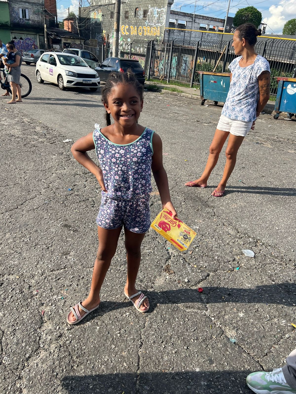 Sorrisos e gratidão das famílias atendidas durante o evento especial de Páscoa