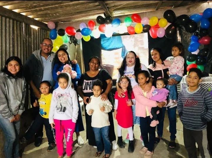 Ação de distribuição de refeições solidárias realizada pelo Instituto Rose Major